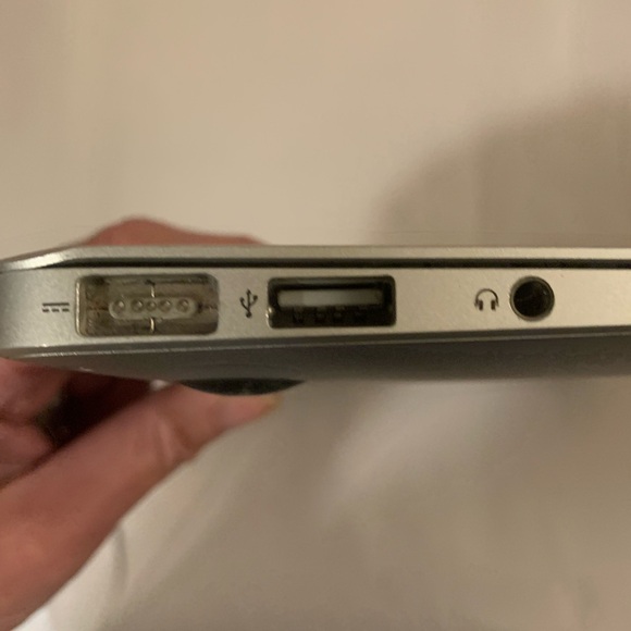 Apple MacBook Air MC505LL/A 1.40 GHz 2GB RAM 64GB SSD 11.6" HD (Used) - Picture 5 of 12